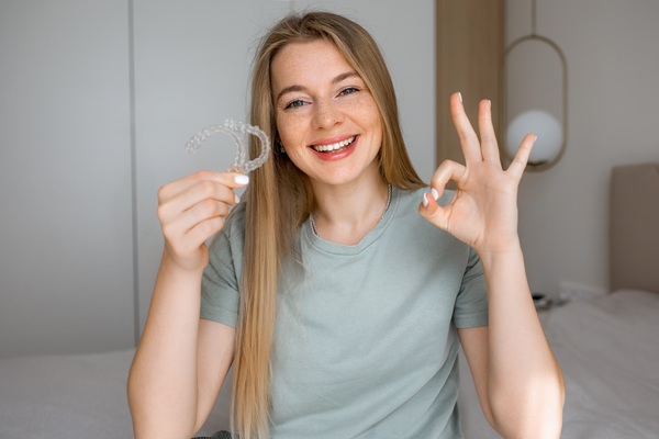 Certified Invisalign Dentists Vs Online Aligners: What’s The Difference?